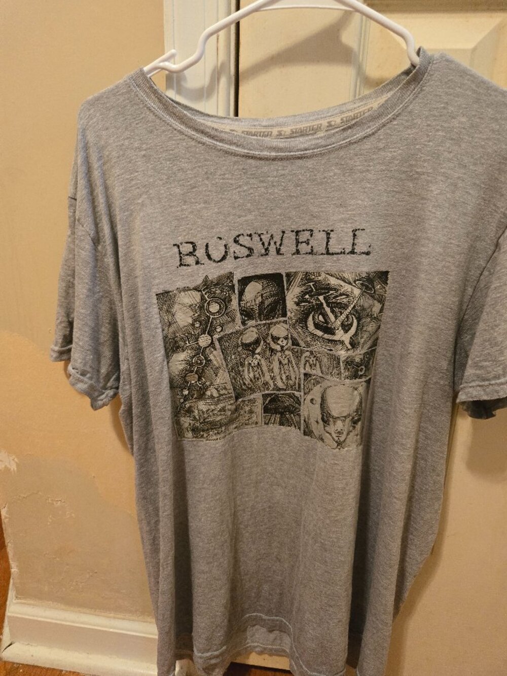 L Roswell, New Mexico souvenir tee shirt, complete with famous alien on it